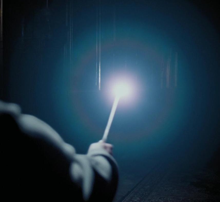 Lumos, le sortilège simple que les jeunes sorciers apprennent rapidement à l'école de Poudlard